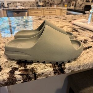 LIKE NEW: Yeezy Slides.